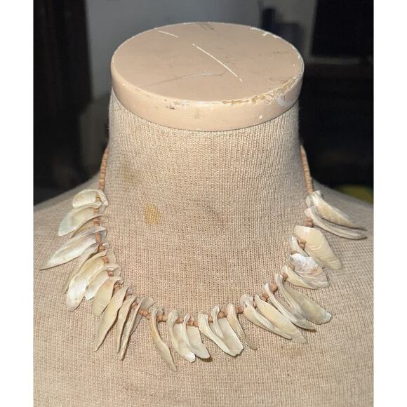 -NECKLACE Vintage 17.5" shell Choker, Screw Barrel Clasp - Picture 7 of 7